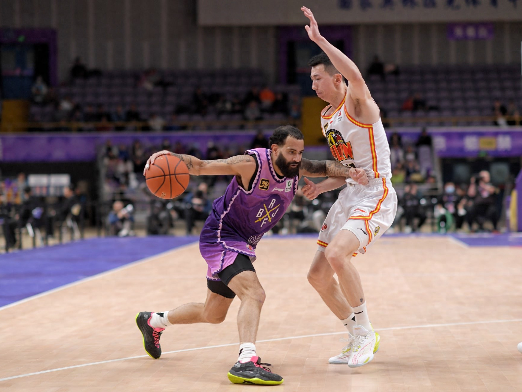 吉林队横扫广州队,拉文统治全场 吉林队横扫广州队,拉文统治全场