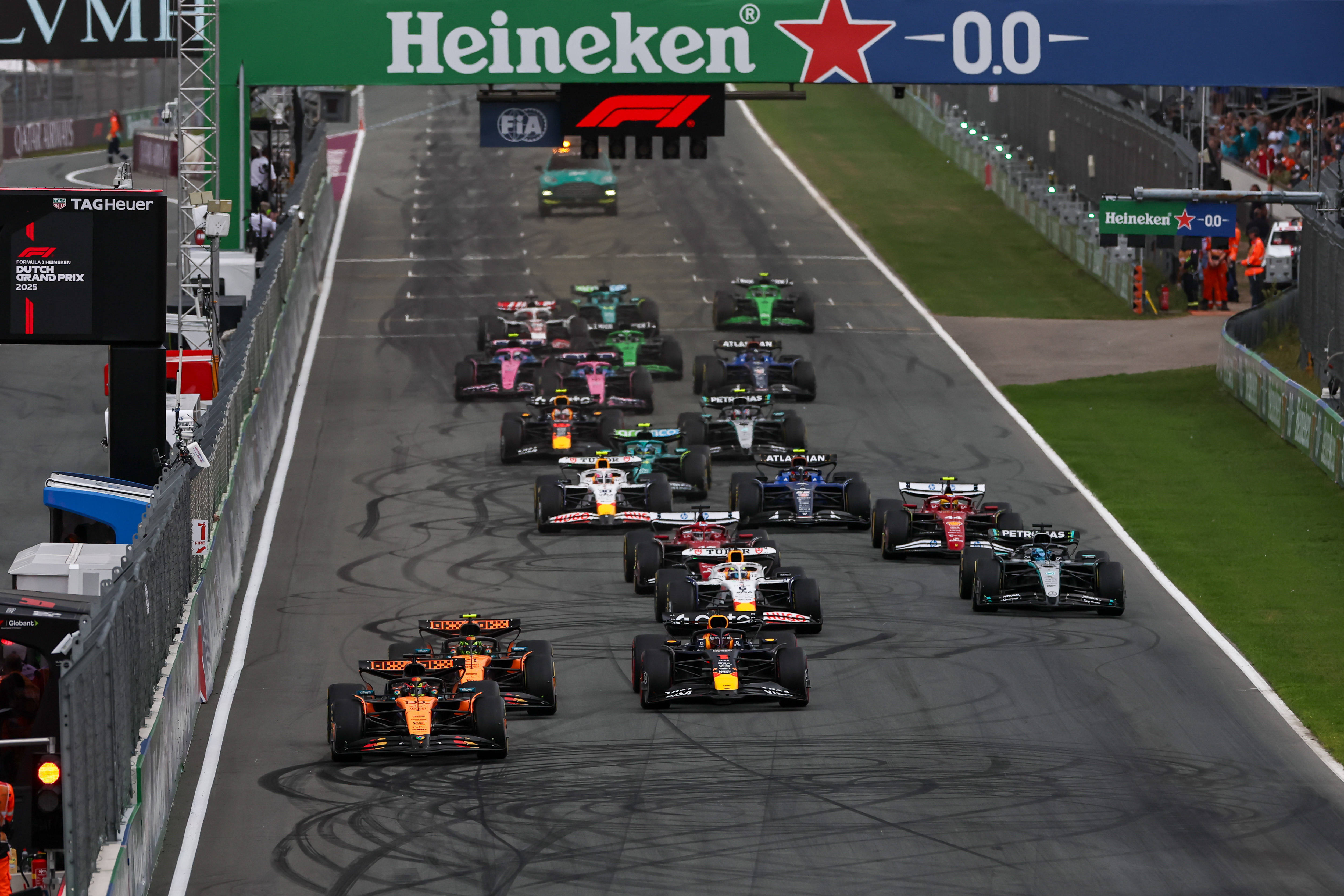 阿斯顿马丁逆转红牛二队，皮亚斯特里高光表现