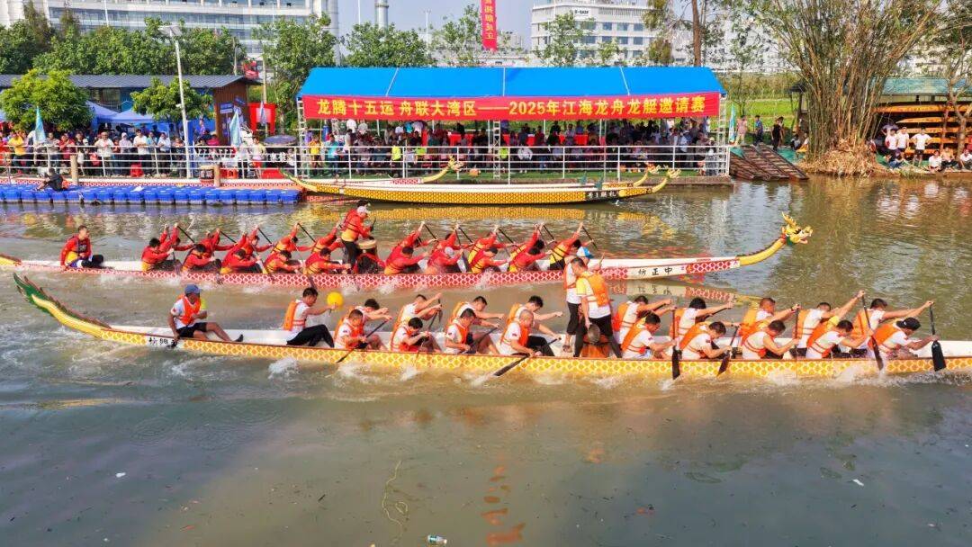 龙舟赛上场激烈角逐，团队合作出彩