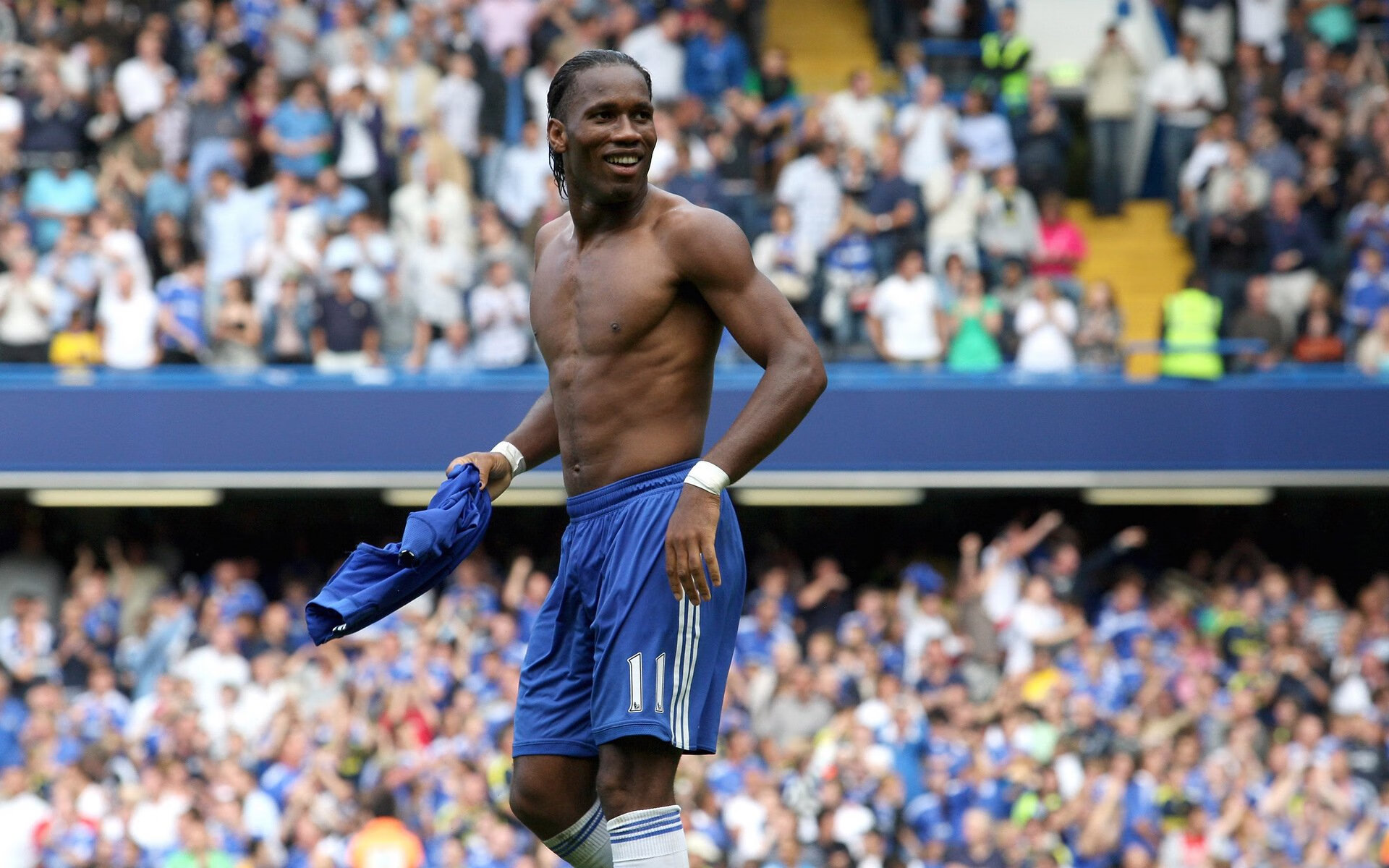 当库尔图瓦戴上头盔，从伯纳乌到巴林，一位门将的赛道接管启示录